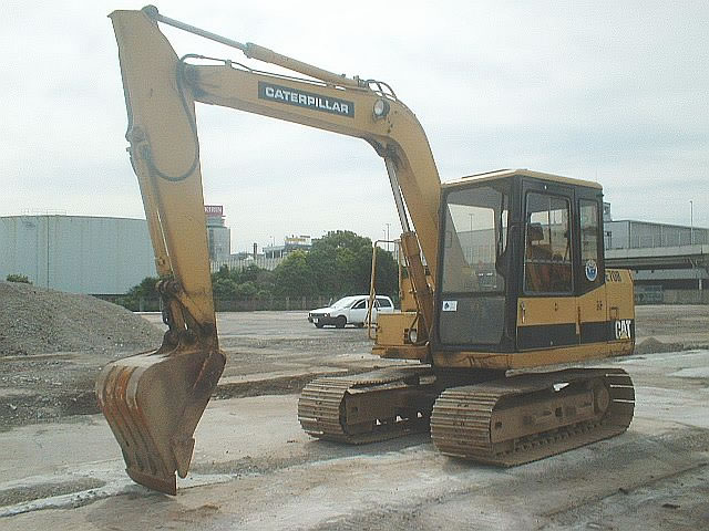 y CATERPILLAR zExcavator